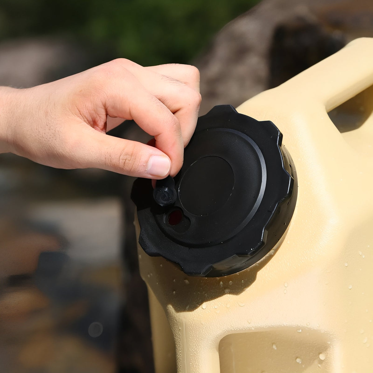 Camping Water Jerrycan 12L close-up cap - Olive Green - Light Beige - Matte Black