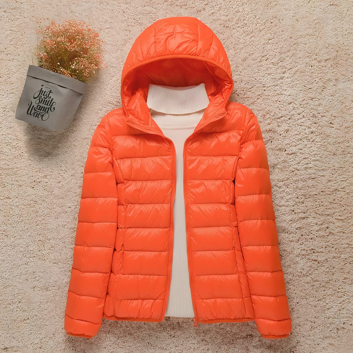 Doudoune Randonnée Compressible Femme mise en scène avec plante - Rose Poudré - Bleu Marine - Bleu Marine (sans capuche) - Orange - Beige - Beige (sans capuche) - Vert Menthe - Vert Menthe (sans capuche) - Rose - Bleu - Violet - Violet (sans capuche) - Rouge - Rouge (sans capuche) - Noir - Noir (sans capuche) - Bordeaux - Bordeaux (sans capuche)