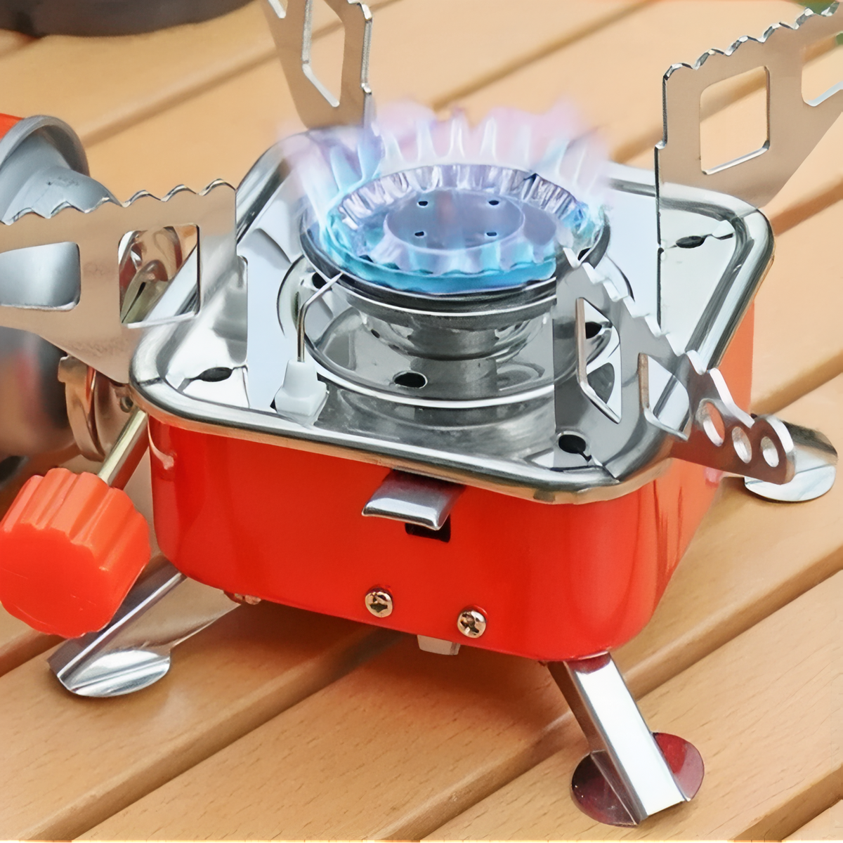 Mini Réchaud Gaz Randonnée gros plan flamme allumée - Rouge Cerise