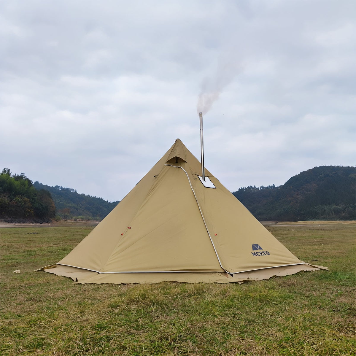 Tente Tipi Hiver 4-6 Personnes mise en situation extérieure - Beige Sable - Vert Olive - Blanc Pur