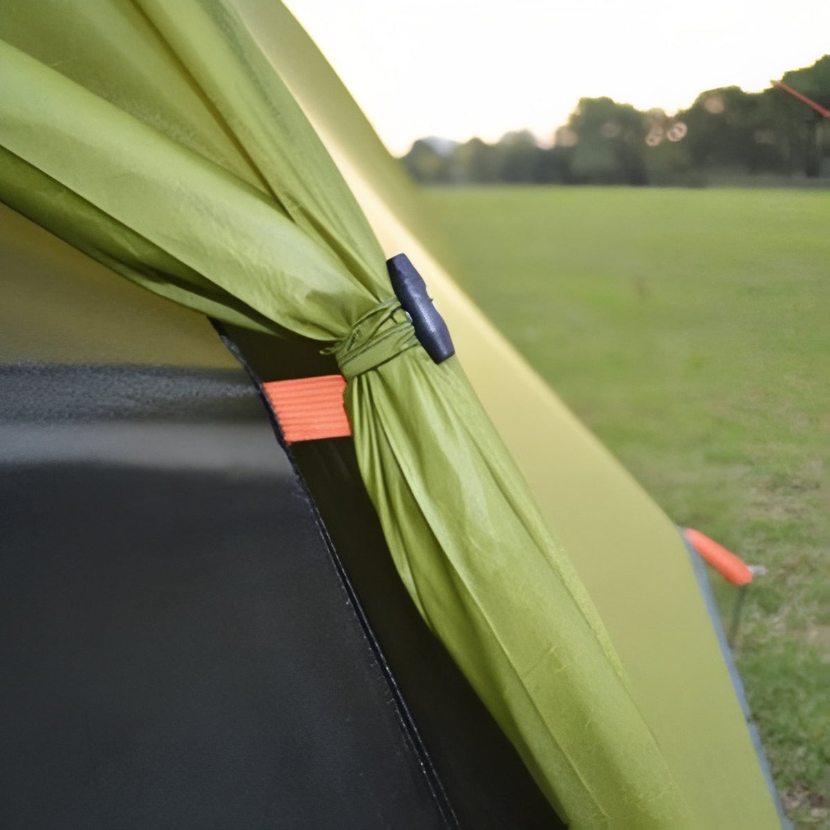 Tente Bivouac 2 Places Légère gros plan sur la sangle - Vert Lime et Gris Foncé - Orange Brillant - Bleu Ciel