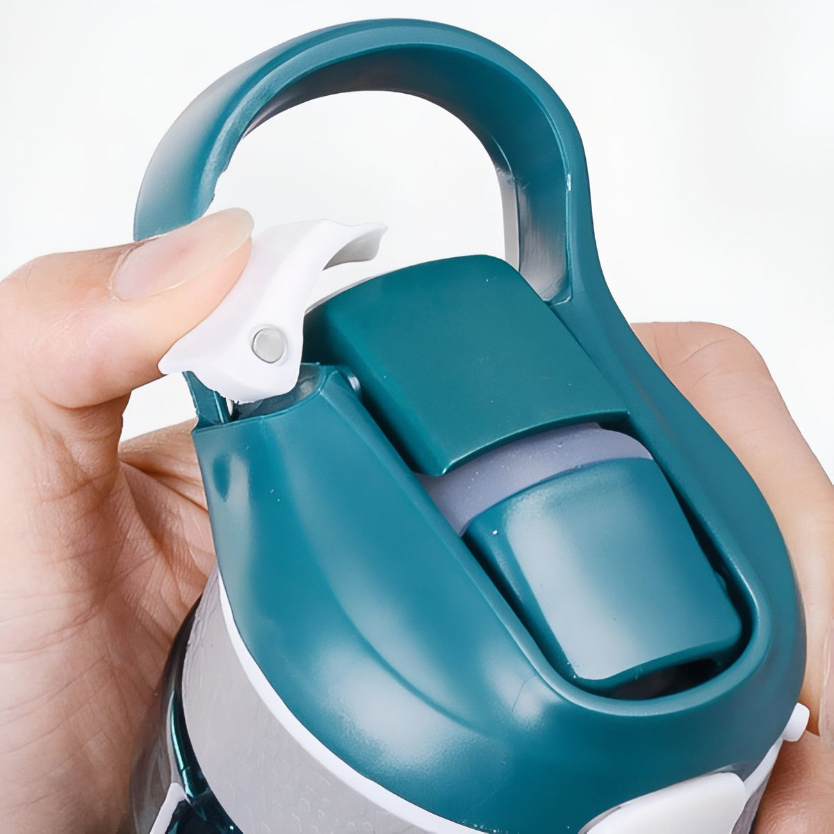 Close-up of the opening mechanism of the Hiking Filter Bottle - Green