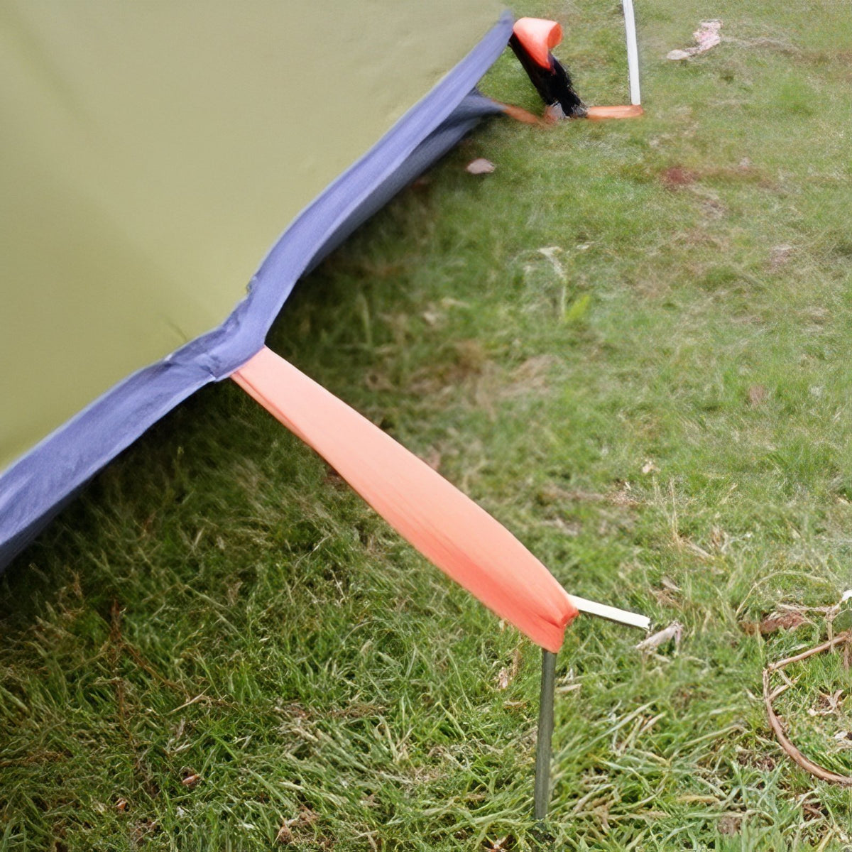 Tente Bivouac 2 Places Légère détail des piquets - Vert Lime et Gris Foncé - Orange Brillant - Bleu Ciel