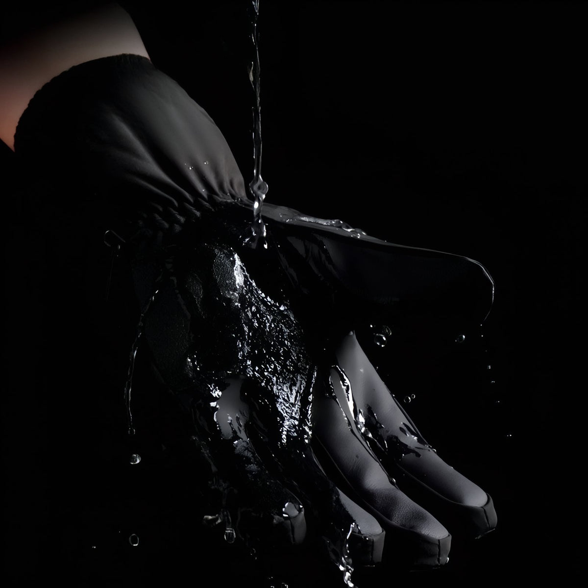 Gants Randonnée Grand Froid gros plan main avec eau - Noir avec Poche - Blanc avec Poche - Noir